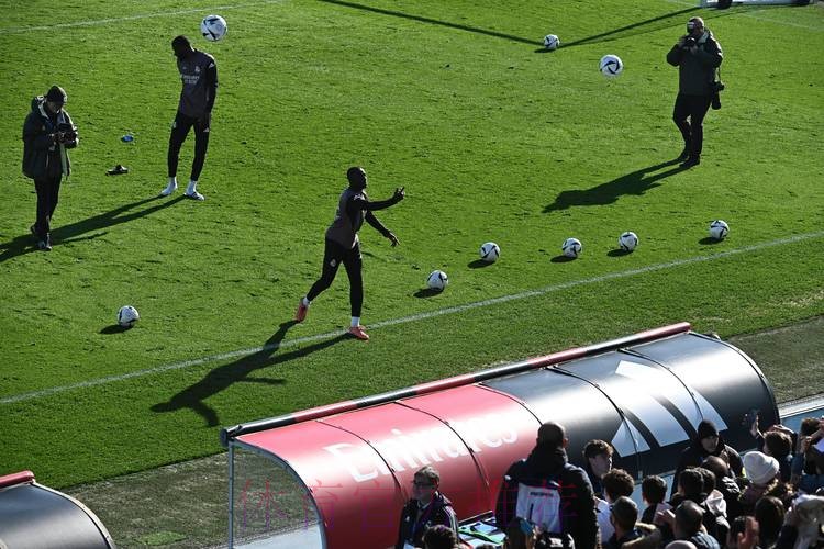 西媒:皇马担忧阿拉巴的情况 仍未踏上草坪训练 西媒:皇马担忧阿拉巴的情况 仍未踏上草坪训练